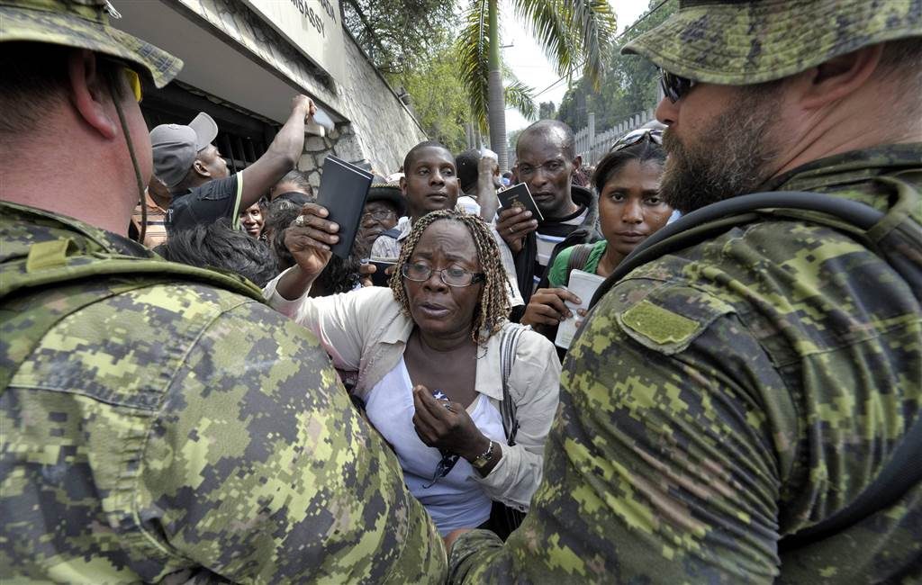 ives_canadian-soldiers-block-haitians-from-accessing-the-cdn-embassy-2010_picafp