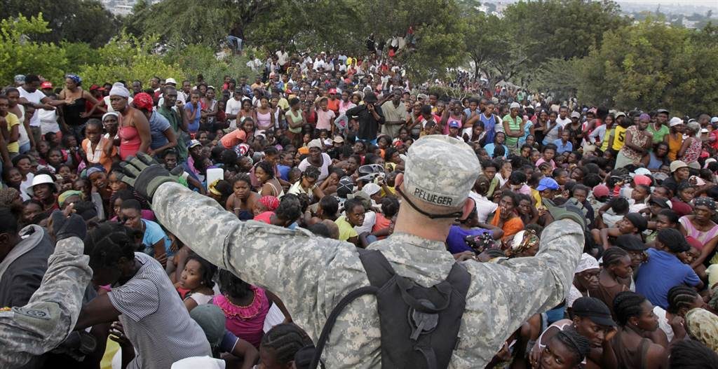ives_disciplining-relief-by-us-solider_portauprince2010_picafp